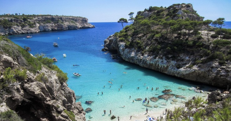 Where do most expats live in Spain?