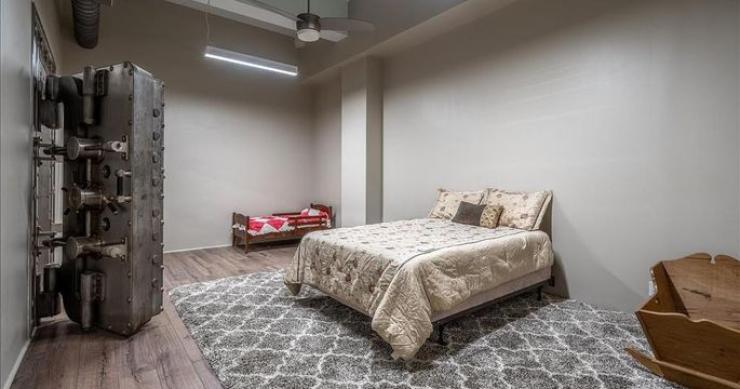 Un antiguo banco en Luisiana, reconvertido en una vivienda muy segura con puertas acorazadas