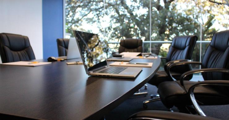 Y por qué no creamos un salario mínimo para profesionales cualificados