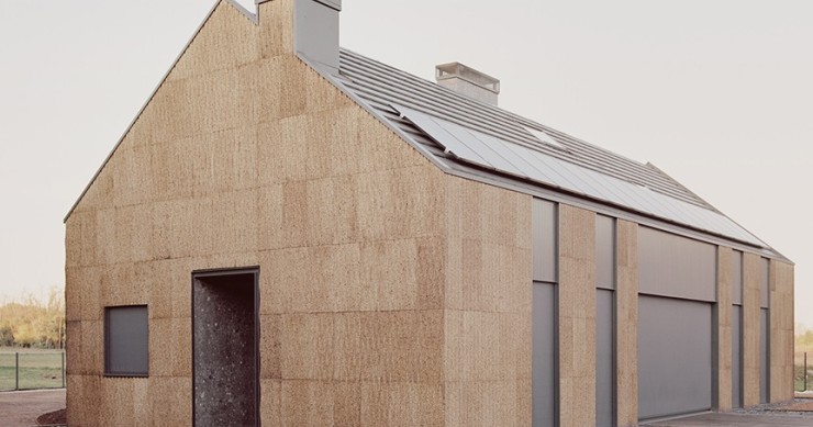 Una casa sostenible cerca de Milán que ha sido construida solo con madera, corcho y paja