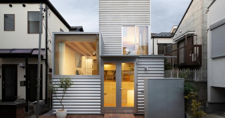 Esta minicasa prefabricada de Tokio mezcla diseño y comodidad en apenas 50 m2
