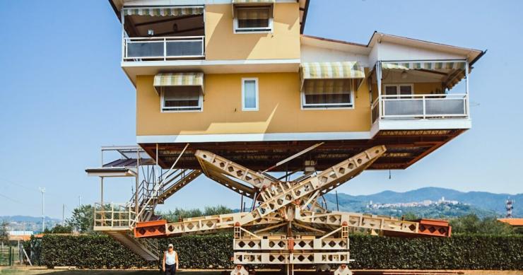 Una peculiar casa en el norte de Italia que fue creada para seguir la trayectoria del sol