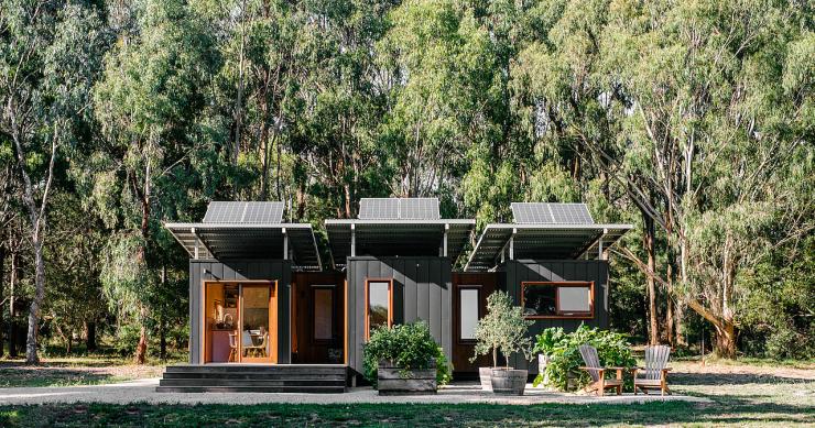 Una minicasa moderna y ecológica construida con tres contenedores 