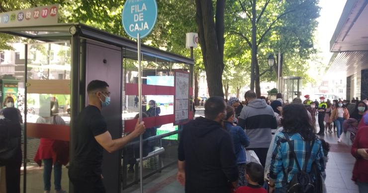 Colas de clientes ante la apertura del Primark en Gran Vía de Bilbao