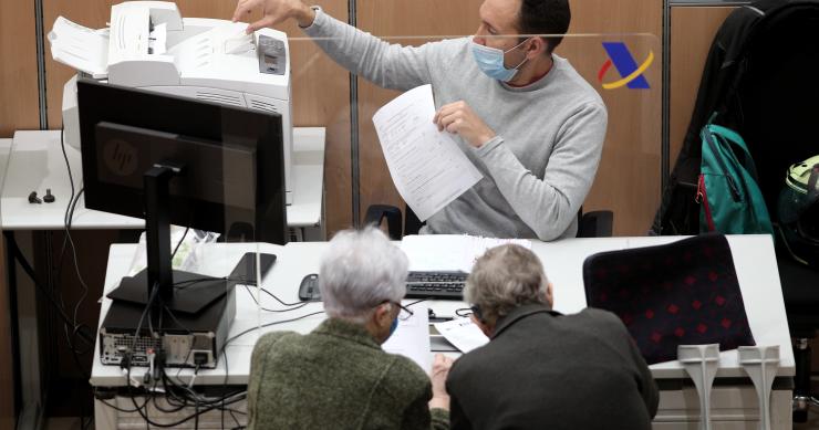 Un trabajador de la Oficina de la Agencia Tributaria