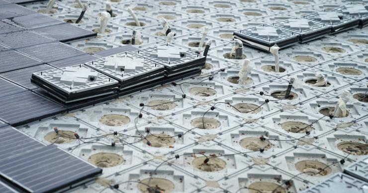 Llega el primer suelo fotovoltaico a Barcelona: capta la luz solar y la convierte en energía