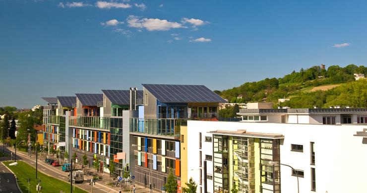 Instalar paneles solares en todas las viviendas habituales ahorraría 115.000 millones en 25 años
