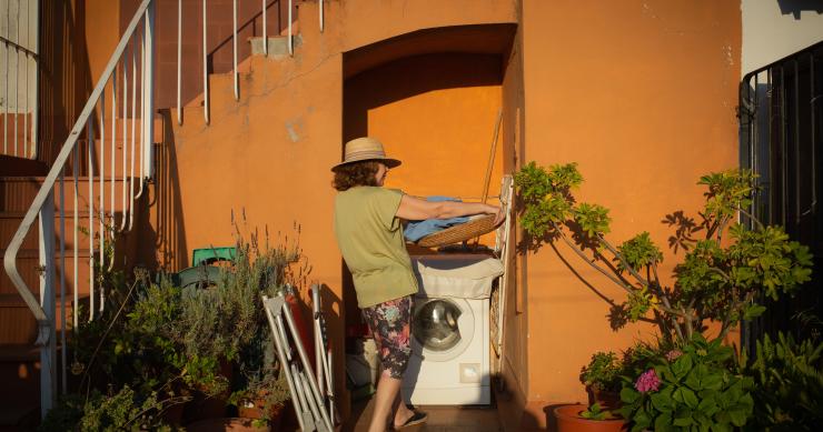 Poner una lavadora en horario nocturno puede acarrear una demanda de los vecinos, según advierte Arag