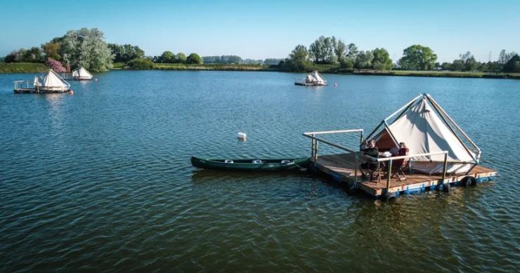 Un alojamiento alternativo en tiendas de campaña en medio de un lago de Bélgica