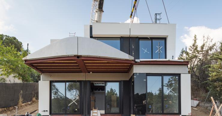 Así se monta una casa prefabricada diseñada por Joaquín Torres en Torrelodones en menos de 7 horas