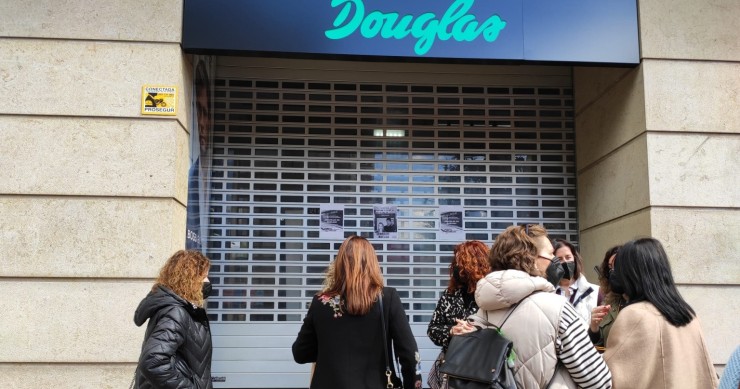 Douglas clausurará 82 locales antes de que acabe el verano