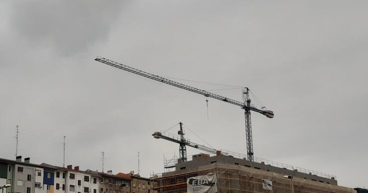 Obras de construcción de un bloque de viviendas.