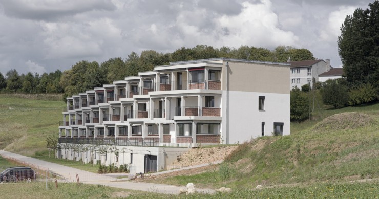 Techos verdes y orientación, las claves de estas viviendas sostenibles con terrazas prefabricadas 