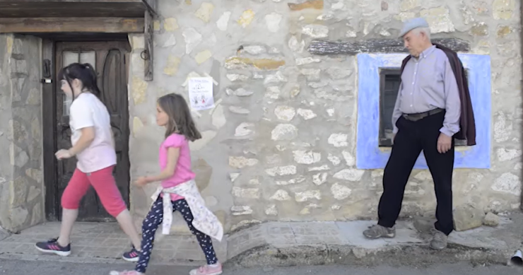 Un pueblo con encanto de Teruel da trabajo y casa a familias con niños para mantener el colegio
