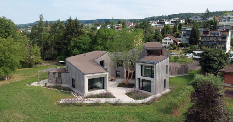 Una espectacular casa prefabricada inspirada en la geometría a orillas de un lago en los Alpes