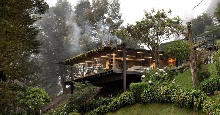 Esta cabaña con fantásticas vistas amplía su superficie gracias a materiales prefabricados