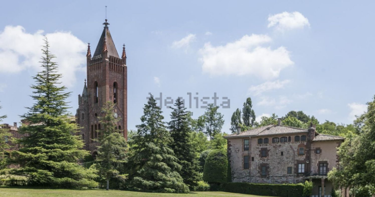 A la venta por 3,95 millones una impresionante masía en Cataluña con iglesia incluida