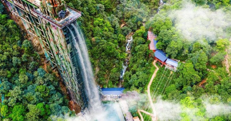 Este espectacular mirador con cascada de 168 metros de altura se erige en las montañas de China