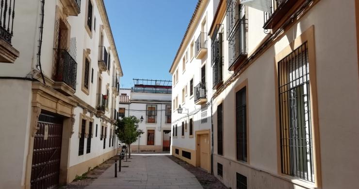 Archivo - Una vivienda de segunda mano en venta en una calle del casco histórico de Córdoba.