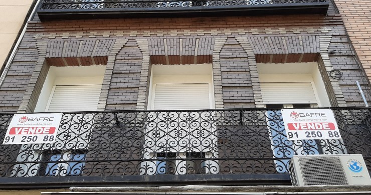 Archivo - Cartel de 'se vende' en el balcón de un piso de un edificio de Madrid, en una imagen de archivo.