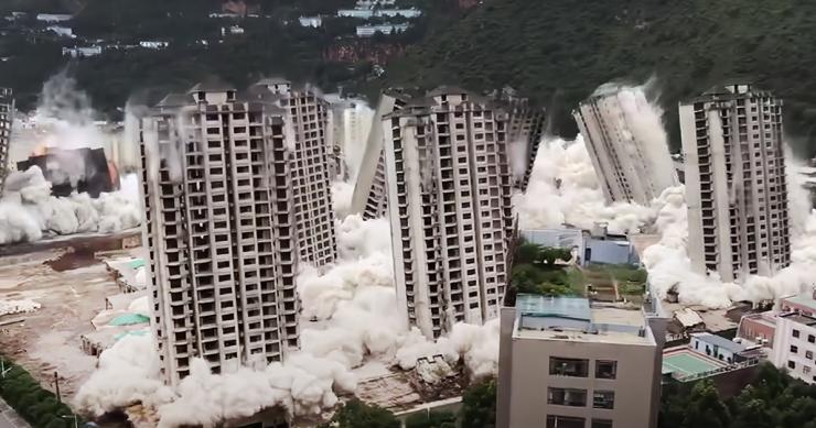 La espectacular demolición de 15 edificios inacabados muestra la magnitud de la burbuja inmobiliaria en China