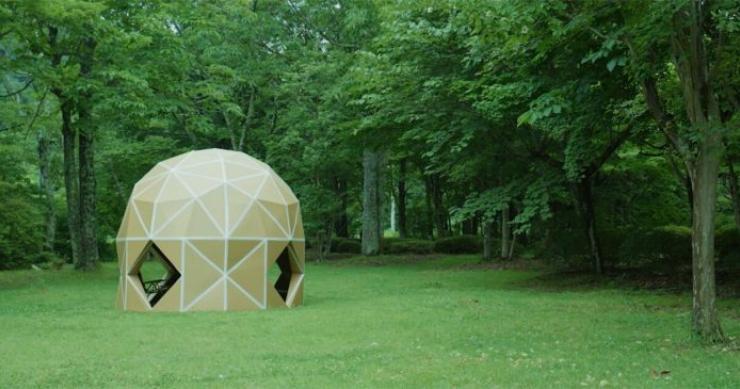 Una cabina prefabricada hecha de cartón resistente al agua que ofrece múltiples usos y se puede reciclar