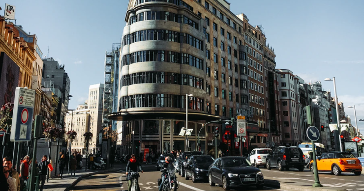 La afluencia en el ‘retail prime’ crece un 22% en verano, pero aún no supera niveles pre-covid