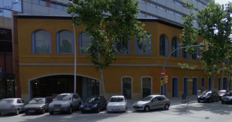 L'edifici situat al carrer Llacuna 10-20 de Barcelona / Google