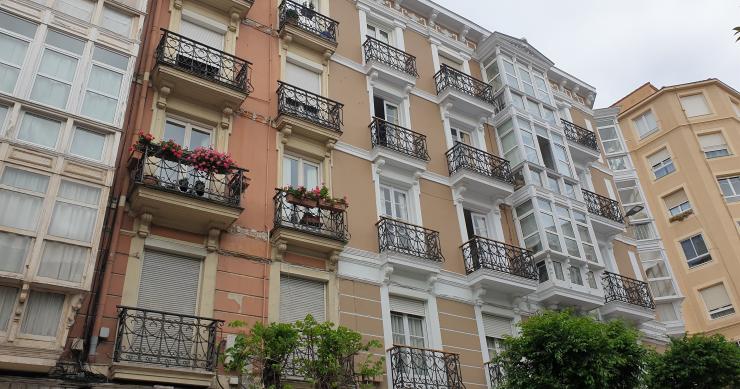 Archivo - Viviendas en Santander, en una imagen de archivo.