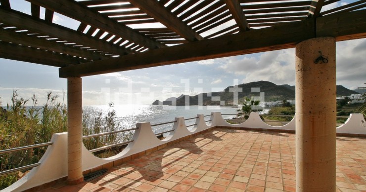 Vives en un cráter y no lo sabes: así son las casas más bonitas en venta cerca de estos volcanes dormidos en España