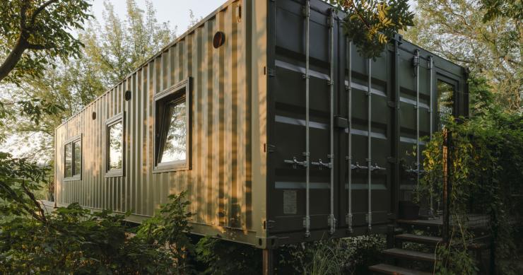 Una casa prefabricada hecha con dos contenedores que se puede mover e incluso ubicar sobre el agua