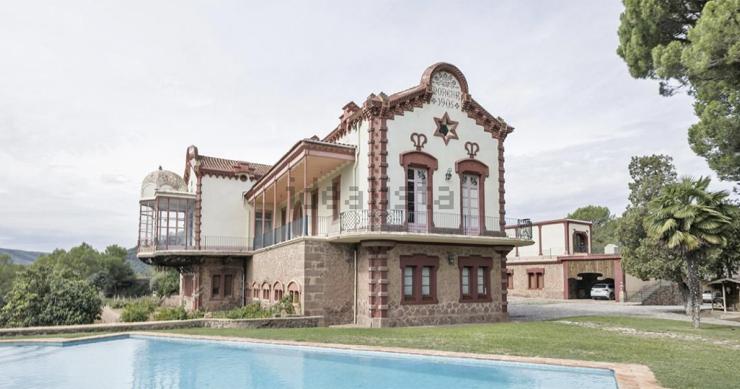 Una espectacular masía de estilo modernista en Manresa que está en venta por 1,8 millones