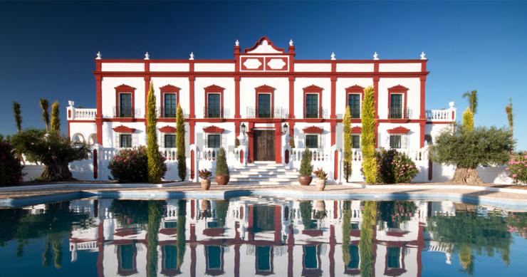 Un lujoso palacete del siglo XIX, a la venta en La Campiña sevillana