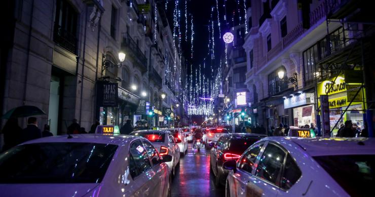 Una calle del centro de Madrid con las luces de Navidad 
