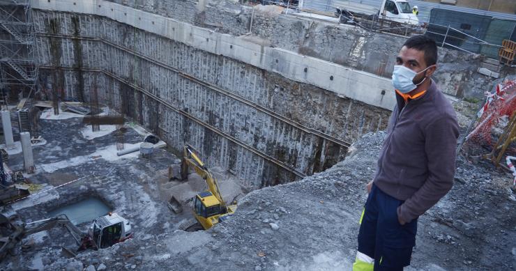 Un trabajador de la construcción trabajando en una obra 