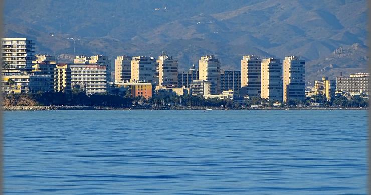 Desokupado un edificio de 14 viviendas en Torremolinos después de 10 años de actividad ilegal