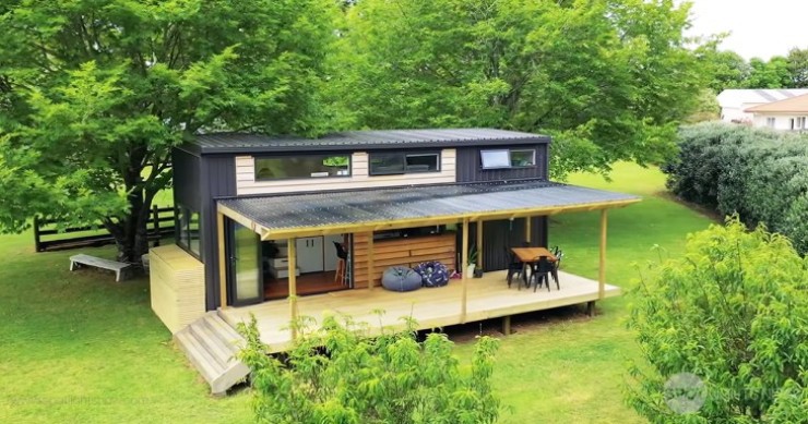 Una familia construye su propia minicasa prefabricada en el campo para escapar de la ciudad