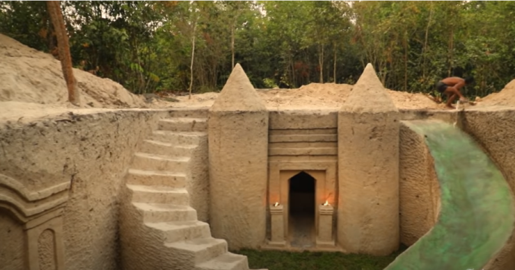 Un hombre construye en 105 días una casa templo con un increíble tobogán de agua subterráneo