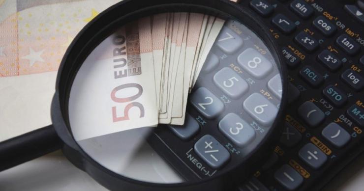 Archivo - Billetes y calculadora