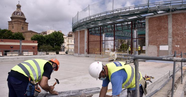 Dos obreros trabajan en unas obras
