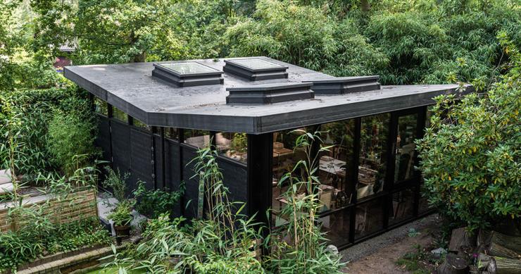 El espectacular estudio prefabricado que ha montado un artista en el jardín de su casa