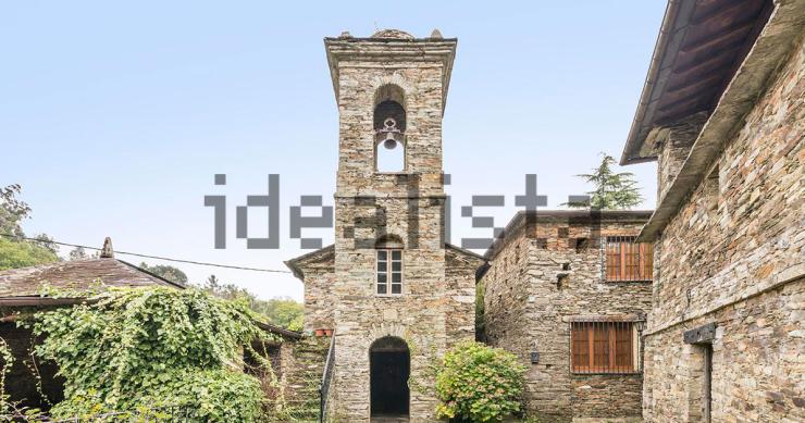 En venta una extraordinaria finca con capilla, hórreo y molino en la ruta Jacobea de la costa