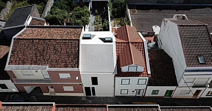 El espectacular interior de diseño que esconde esta casa con una minifachada