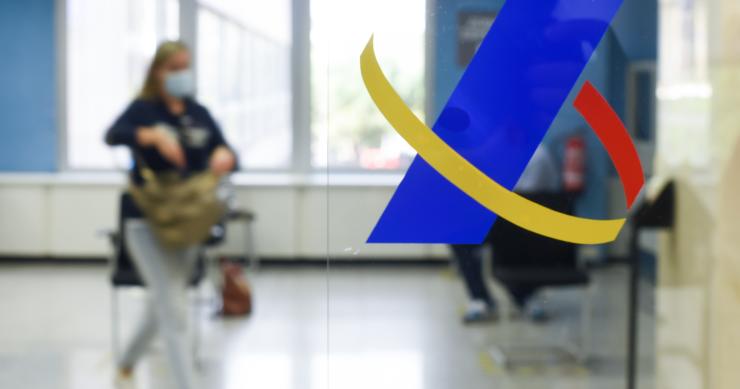 Archivo - Símbolo de la Agencia Tributaria en una de las oficinas de la Agencia Estatal de la Administración Tributaria.