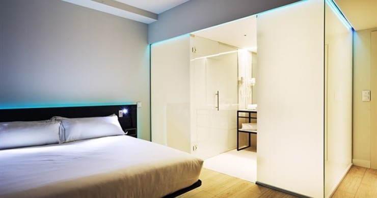Archivo - Habitación de un hotel de B&B.