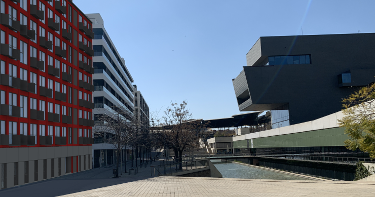 Barcelona inicia las obras del segundo edificio de pisos sociales en contenedores