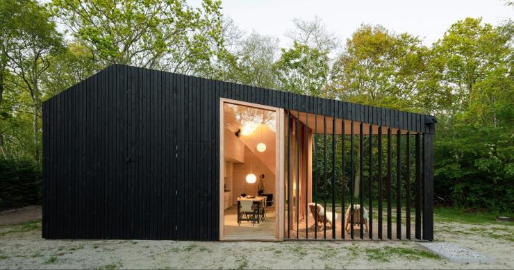 Una casa prefabricada de madera con un interior flexible para adaptarse a las necesidades