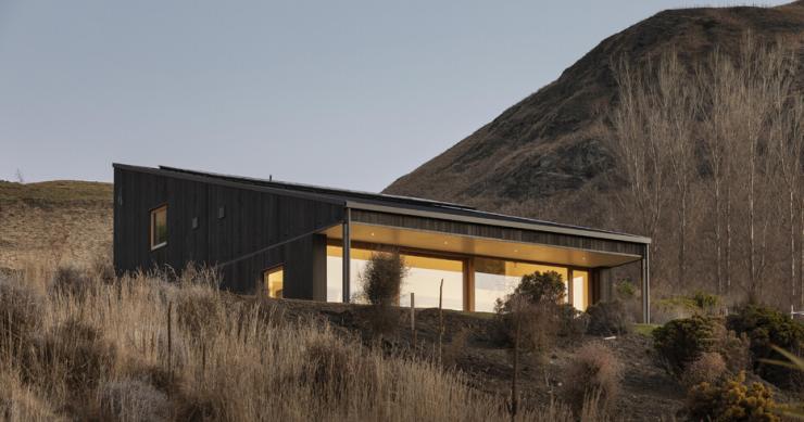 Una espectacular casa pasiva construida con paneles de madera y en medio de tierras de cultivo