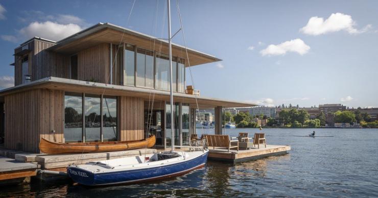 Prefabricada y flotante: así es esta sorprendente casa de 150 m2 instalada sobre un lago