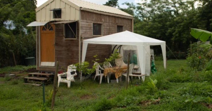 Una pareja francesa construye con su propias manos una minicasa de madera sostenible